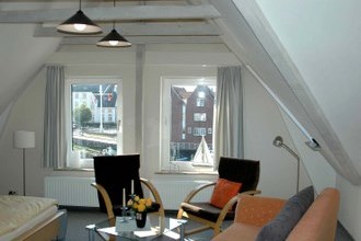 Sitzgruppe und Blick aus dem Fenster Sitzgruppe und Blick aus dem Fenster