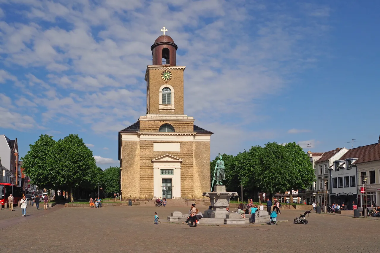 Husumer Marktplatz mit Tine-Brunnen und Marienkirche